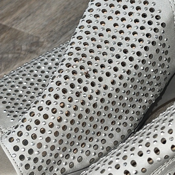 Vince Camuto Oriana Sparkly Perforated Wedge Sandals Size 5 Medium - Picture 2 of 11